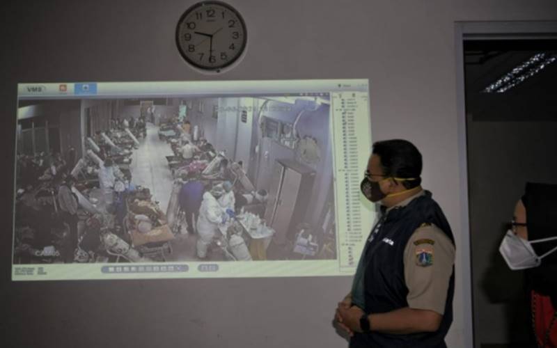 Gubernur DKI Jakarta Anies Baswedan melalui monitor CCTV meninjau kondisi terkini di Rumah Sakit Khusus Daerah (RSKD) Duren Sawit, Jakarta Timur, Senin (29/6/2021) malam./Antara/Dokumentasi Pribadi
