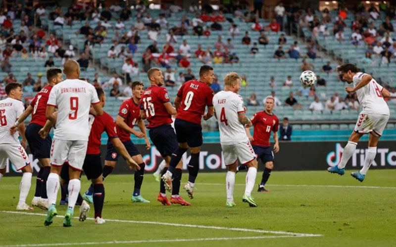 Thomas Delaney (kanan) menanduk bola untuk membuka gol Denmark ke gawang Republik Cheska./UEFA.com