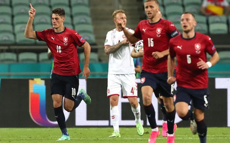 Ujung tombak Republik Cheska Patrik Schick (kiri) setelah mencetak gol ke gawang Denmark./UEFA.com