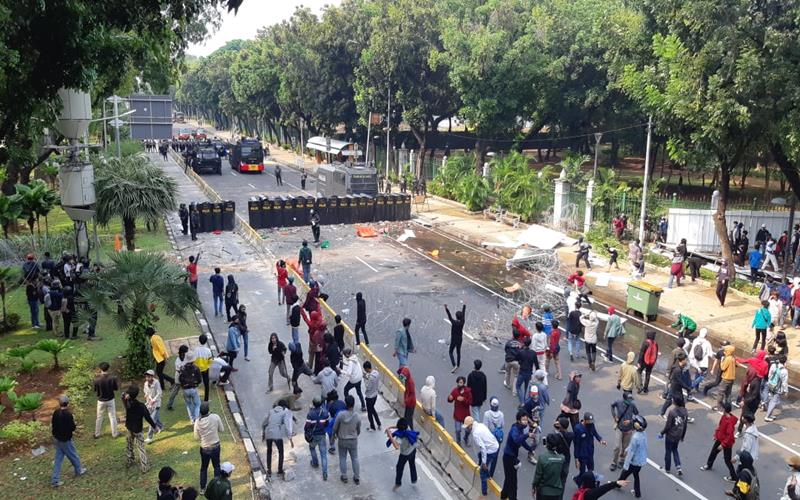 Demo mahasiswa tolak UU Cipta Kerja di dekat Istana, Kamis (8/10/2020) ricuh./Bisnis-Rayful Mudasir
