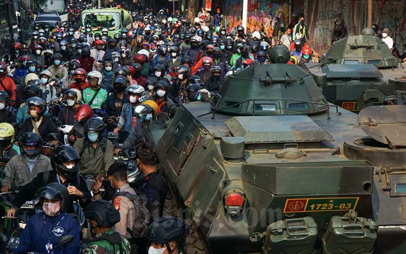  TNI Gunakan Kendaraan Taktis Saat Lakukan Penyekatan di Perbatasan Jakarta