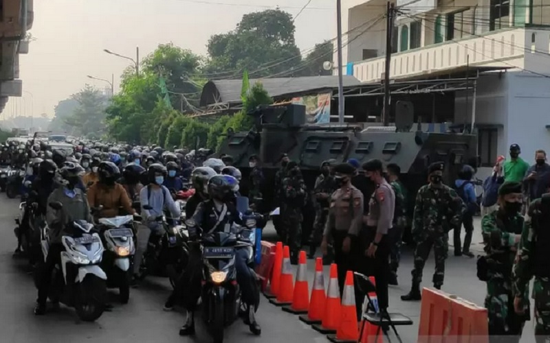 Suasana arus lalu lintas saat Pemberlakuan Pembatasan Kegiatan Masyarakat (PPKM) Darurat di pos penyekatan Lampiri, Jakarta, Senin (5/7/2021)./Antararn