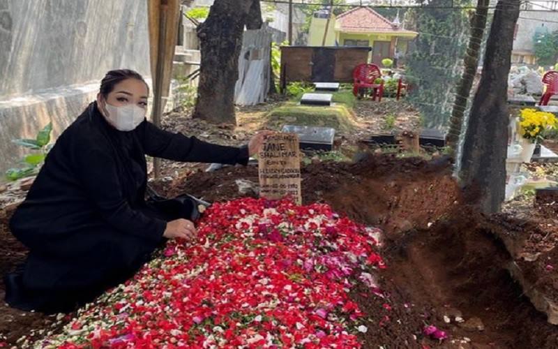  Meninggal Akibat Covid-19, Viral Tangan Misterius di Makam Jane Shalimar