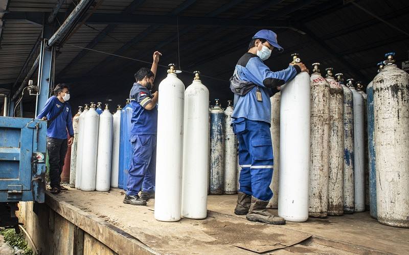 Petugas Sudin Sumber Daya Air DKI Jakarta bersiap memindahkan tabung oksigen ke bak truk di salah satu pabrik pengisian oksigen kawasan Cakung, Jakarta, Kamis (1/7/2021). /Antara