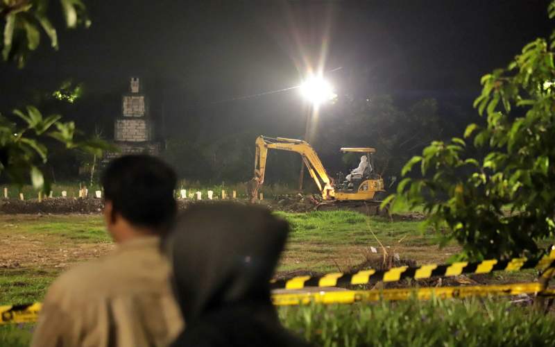  145 Pelanggar PPKM Darurat di Surabaya Keliling Makam Covid-19 Pukul 00.00 WIB