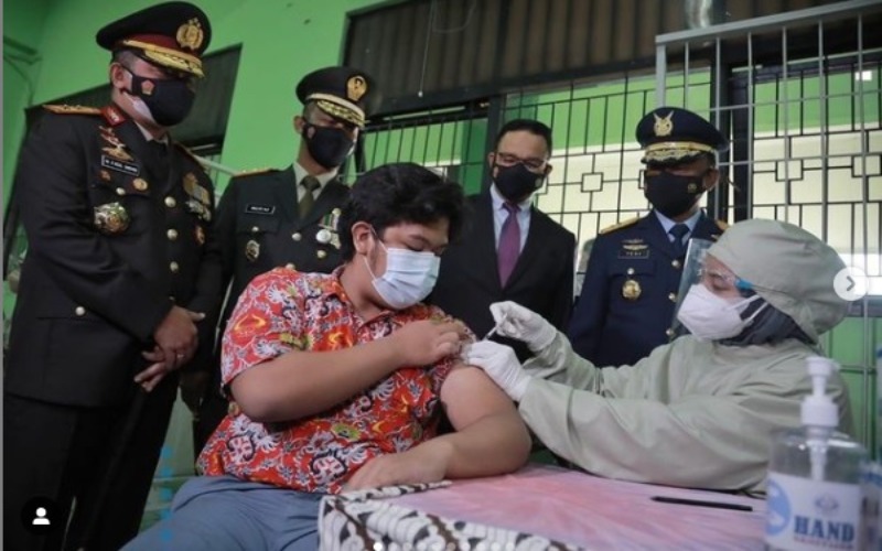 Gubernur DKI Jakarta Anies Baswedan menyaksikan vaksinasi anak usia 12-17 tahun di SMA 20, Sawah Besar, Jakarta Pusat/Instagram: @DKIJakarta