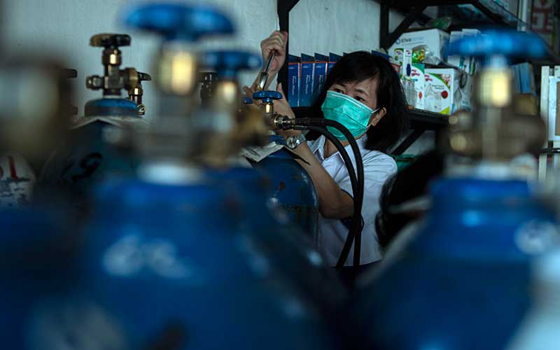  Lonjakan Kasus Covid-19 Membuat Stok Tabung Oksigen di Palembang Langka