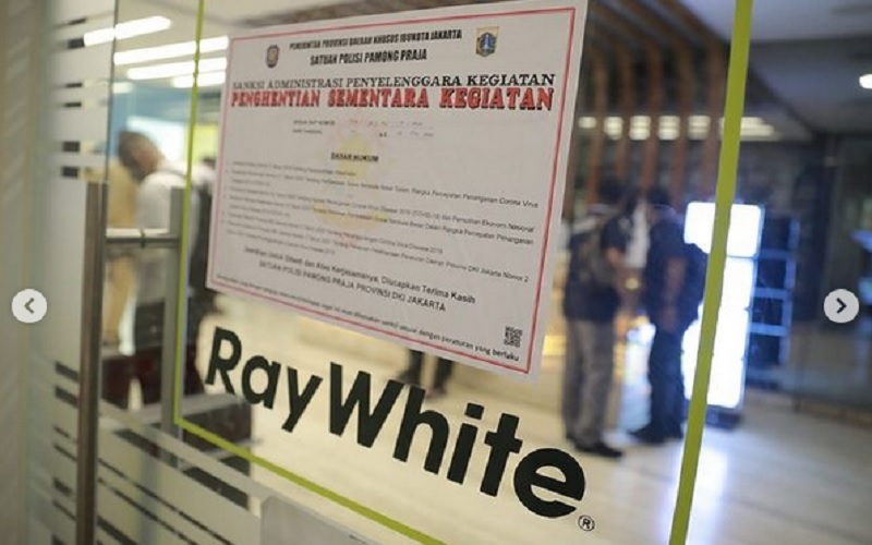 Pemprov DKI Jakarta menyegel kantor Ray White Indonesia, Selasa (6/7/2021) karena melanggar ketentuan PPKM Darurat. JIBI/Bisnis-Nancy Junita @aniesbaswedan
