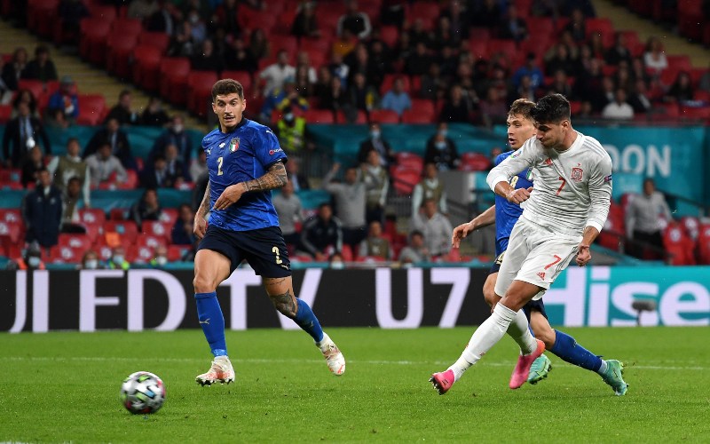 Penyerang Spanyol Alvaro Morata melepaskan tendangan ke gawang Italia yang berbuah gol pada semifinal Euro 2020/Twitter-@EURO2020