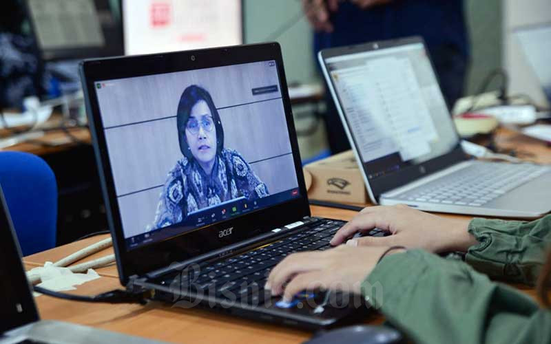 Menteri Keuangan Sri Mulyani Indrawati memberikan pemaparan dalam webinar  Mid Year Economic Outlook 2021: Prospek Ekonomi Indonesia Pasca Stimulus, Relaksasi dan Vaksinasi di Jakarta, Rabu (7/7/2021). Bisnis/Fanny Kusumawardhani