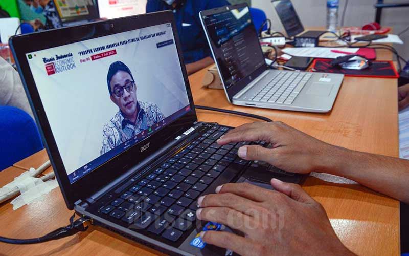 Direktur Jenderal Pengelolaan Pembiayaan dan Risiko Kementerian Keuangan Luky Alfirman (dalam layar) memberikan pemaparan dalam webinar  Mid Year Economic Outlook 2021: Prospek Ekonomi Indonesia Pasca Stimulus, Relaksasi dan Vaksinasi di Jakarta, Rabu (7/7/2021). Bisnis/Fanny Kusumawardhani