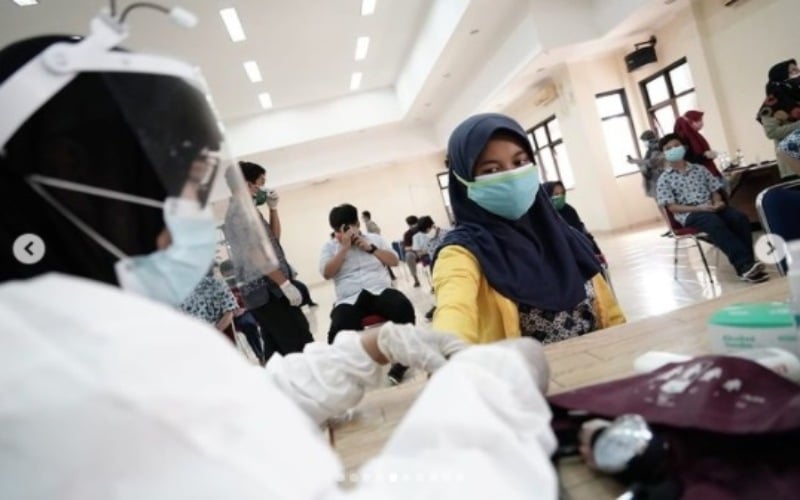 Pemerintah melaksanakan vaksinasi Covid-19 untuk anak usia 12-17 tahun/Instagram Pemprov DKI Jakarta 
