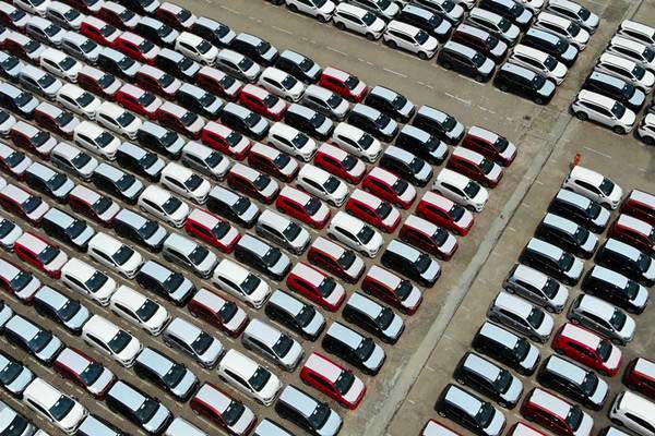 Mobil diparkir di kawasan PT Indonesia Kendaraan Terminal Tbk (IPCC) di Jakarta, Rabu (12/9/2018)./JIBI-Abdullah Azzam