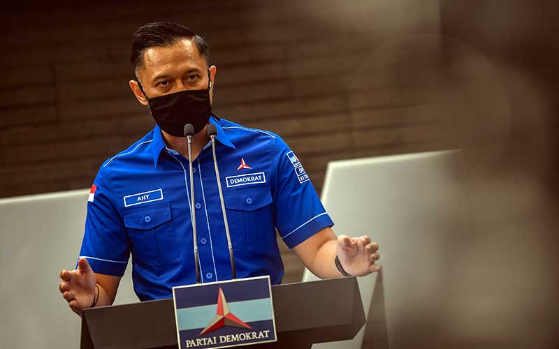 Ketua Umum DPP Partai Demokrat Agus Harimurti memberikan keterangan pers di kantor DPP Partai Demokrat , Jakarta, Senin (1/2/2021). AHY menyampaikan adanya upaya pengambilalihan kepemimpinan Partai Demokrat secara paksa, di mana gerakan itu melibatkan pejabat penting pemerintahan, yang secara fungsional berada di dalam lingkaran kekuasaan terdekat dengan Presiden Joko Widodo. ANTARA FOTO/Muhammad Adimaja