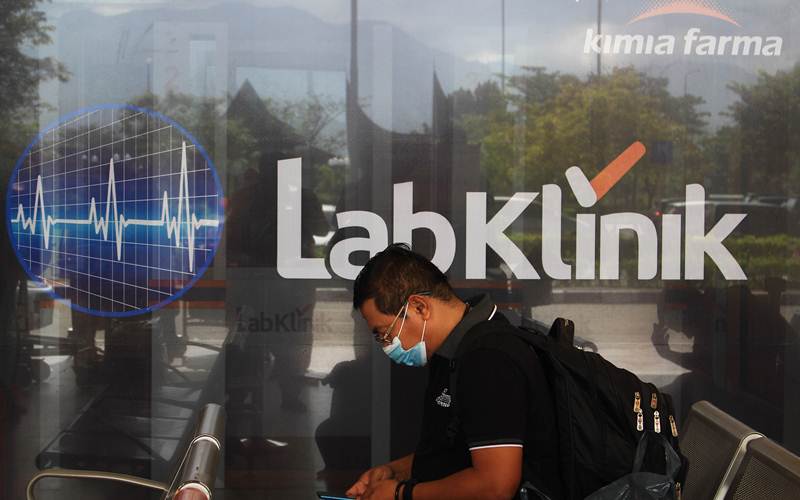 Salah seorang warga bersiap hendak melakukan tes rapid antigen di Klinik Kimia Farma di Bandara Internasional Minangkabau./Bisnis-Noli Hendra