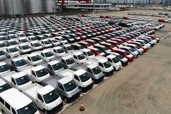 Mobil diparkir di kawasan PT Indonesia Kendaraan Terminal Tbk (IPCC) di Jakarta, Rabu (12/9/2018)./JIBI-Abdullah Azzam
