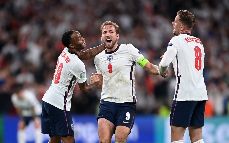 Raheem Sterling (dari kiri) merayakan gol Hary Kane bersama Jordan Henderson. Gol itu mengantarkan Inggris tampil ke final Euro 2020/Twitter-@EURO2020