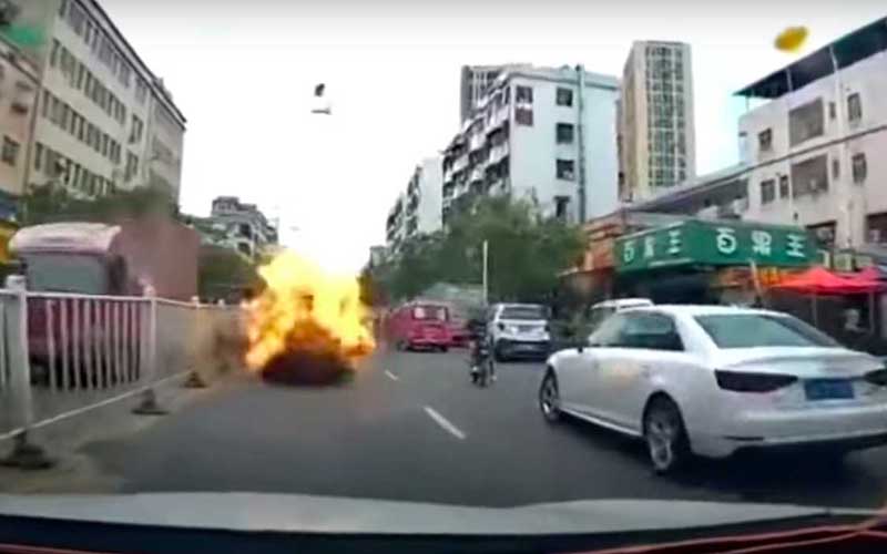  Tonton Video Mobil Toyota Meledak Secara Tiba-Tiba di Tengah Jalan