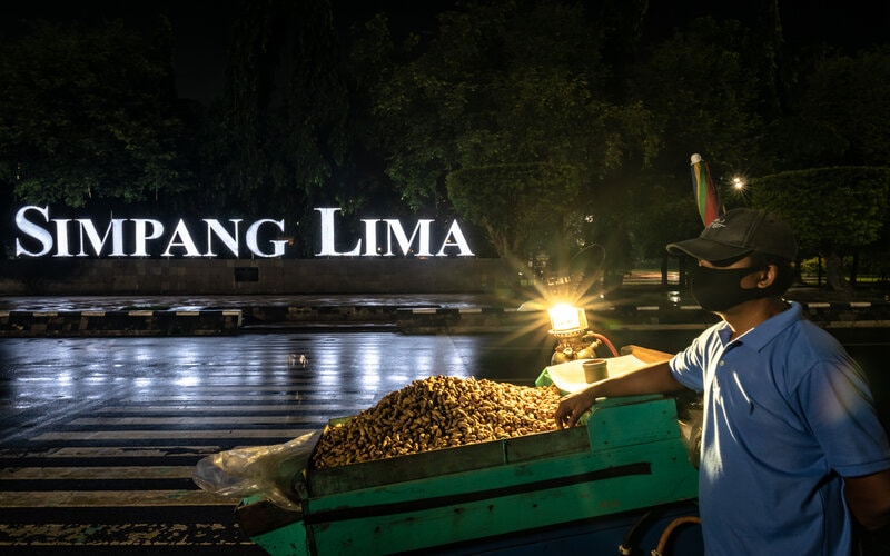 Pedagang kaki lima di kawasan Simpang Lima, Semarang, Jawa Tengah./Antara-Aji Styawan.