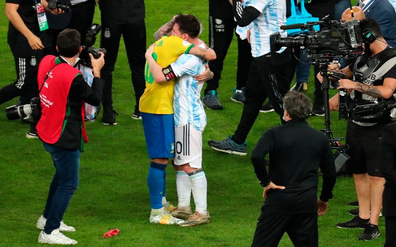  Mengharukan! Neymar Menangis Dipeluk Lionel Messi setelah Argentina Juara Copa Amerika 2021