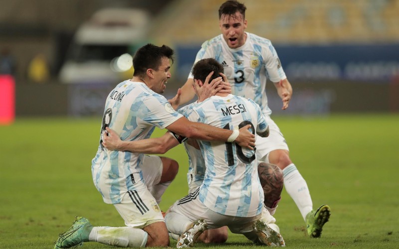 Momen Messi Pamer Medali Juara Copa America ke Keluarga via Video Call
