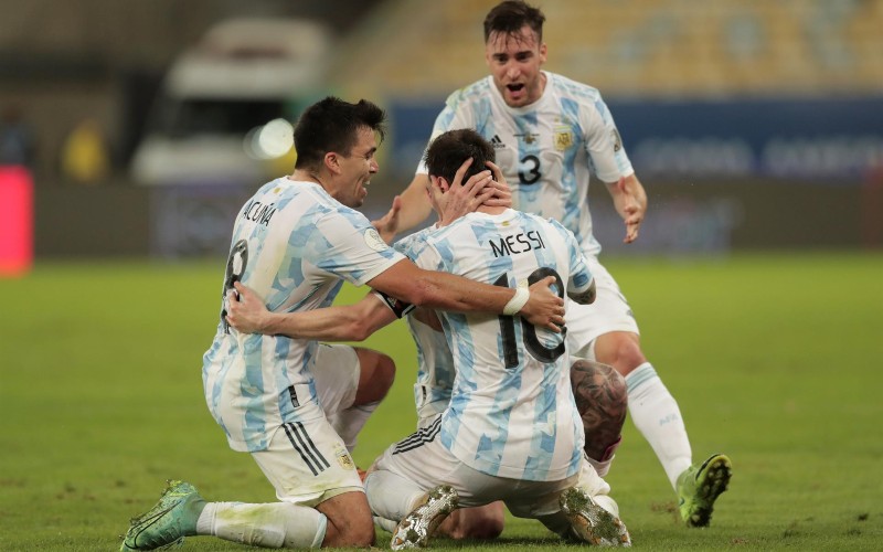  Momen Messi Pamer Medali Juara Copa America ke Keluarga via Video Call