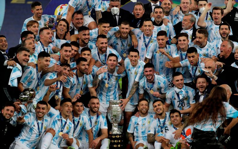 Para pemain Argentina merayakan gelar juara Copa America 2021. Tampak kapten timnas Argentina Lionel Messi berdiri di hadapan piala/Twitter-@CopaAmerica