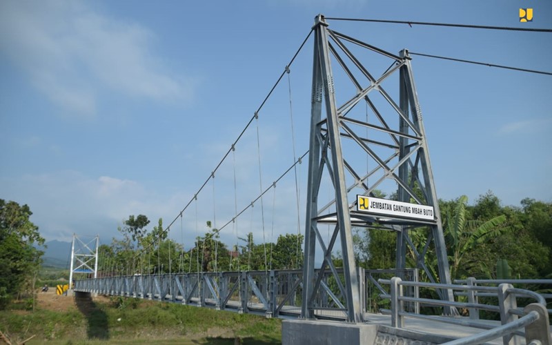 Buka Akses Desa, Kementerian PUPR Rampungkan Jembatan Gantung Mbah Buto