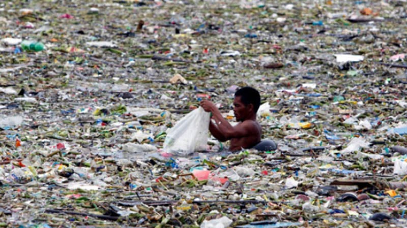Sampah plastik menumpuk di perairan Teluk Manila, Filipina. /Reuters