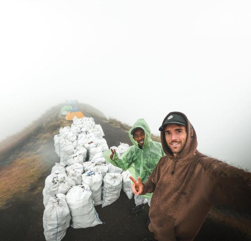  1,6 Ton Sampah Diturunkan Dari Gunung Rinjani