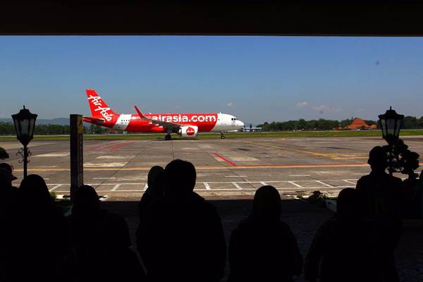 Pesawat Air Asia melintas di Bandara Internasional Adi Sutjipto Yogyakarta, Jumat (4/5/2018)./JIBI-Dwi Prasetya 