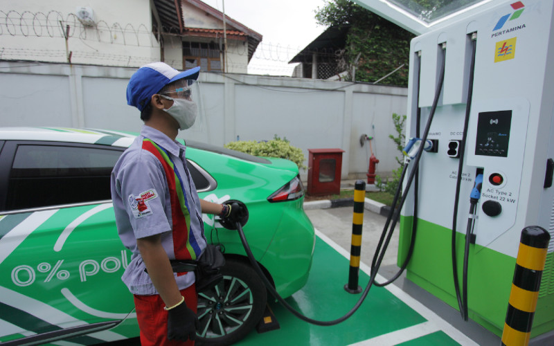 Petugas mengisi daya mobil listrik di Stasiun Pengisian Kendaraan Listrik Umum (SPKLU) di kawasan Fatmawati, Jakarta, Sabtu (12/12/2020). Fast charging 50 kW ini didukung berbagai tipe gun mobil listrik. ANTARA FOTO