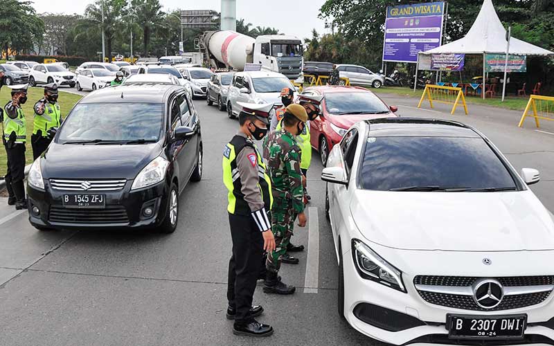  Petugas Lakukan Penyekatan di Sembilan Titik Ruas Jalan Tol Jakarta-Cikampek