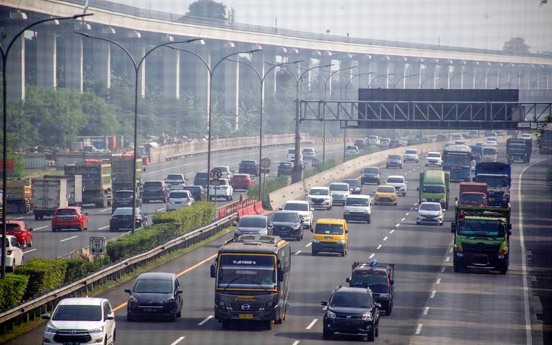 Kepadatan kendaraan di ruas Tol Jagorawi, Cibubur, Jakarta Timur, Senin (5/7/2021). Meskipun telah diterapkan Pemberlakuan Pembatasan Kegiatan Masyarakat (PPKM) Darurat, ruas Tol Jagorawi terpantau padat./Antara