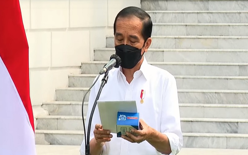 Tangkapan layar Presiden Joko Widodo secara simbolis membagikan paket obat gratis kepada perwakilan penerima yaitu pasien positif Covid-19 yang melakukan isolasi mandiri (isoman), Kamis (15/7/2021). JIBI/Bisnis-Nancy Junita