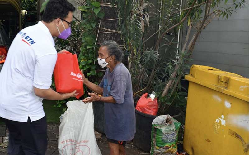  Bank BTN Bagikan Sembako Kepada Masyarakat Selama Penerapan PPKM