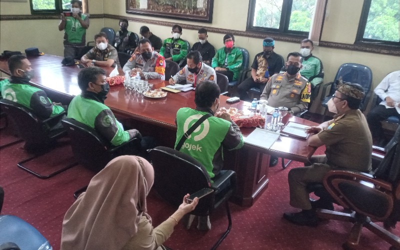  Pengendara Ojol Datangi Kantor Bupati Cirebon, Keluhkan tak Bisa Tembus Penyekatan 