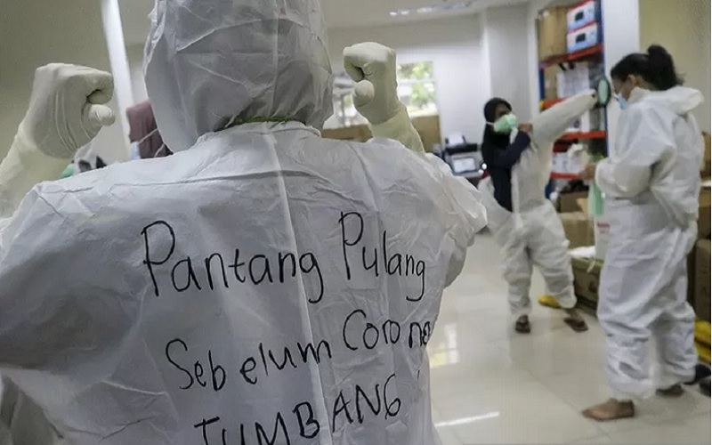 Sebuah kalimat penyemangat tertulis di hazmat salah satu tenaga kesehatan di Rumah Sakit Darurat (RSD) Covid-19, Wisma Atlet Kemayoran, Jakarta, Selasa (26/1/2021)./Antara