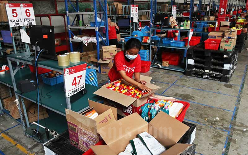 Aktivitas pekerja di Warehouse JD.ID Marunda, Bekasi, Jawa Barat, Jumat (11/12/2020). Bisnis/Eusebio Chrysnamurti