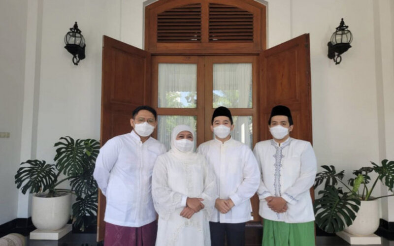 Tangkapan layar Gubernur Jatim Khofifah Indar Parawansa bersama ketiga anaknya usai menggelar shalat Idul Adha di rumah dinas di Surabaya, Selasa (21/7/2021)./Antara-@khofifah.ip