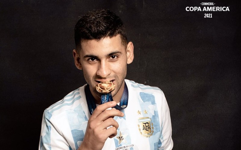 Pemain Argentina Cristian Romero yang saat ini masih bermain bersama Atalanta tampak memegang medali juara Copa America 2021/Twitter-@CopaAmerica