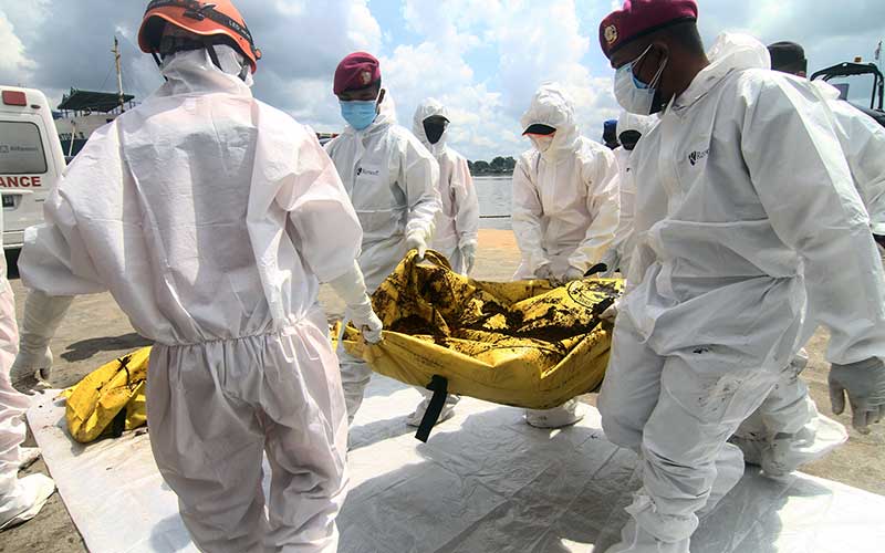  KRI Kerambit-627 Evakuasi Korban Tenggelamnya Kapal di Perairan Kalbar