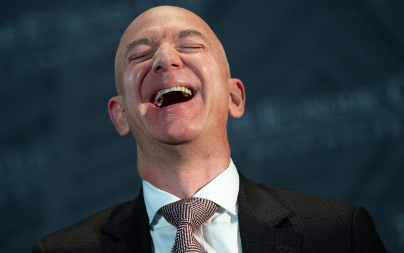  Sukses Terbang ke Luar Angkasa, Jeff Bezos Kasih Bonus Rp1,5 Triliun