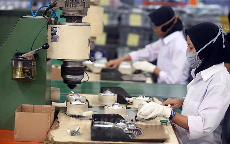Pekerja menyelesaikan pembuatan perangkat alat elektronik rumah tangga di PT Selaras Citra Nusantara Perkasa (SCNP), Kabupaten Bogor, Jawa Barat, Rabu (19/8/2020). Bisnis/Abdullah Azzam