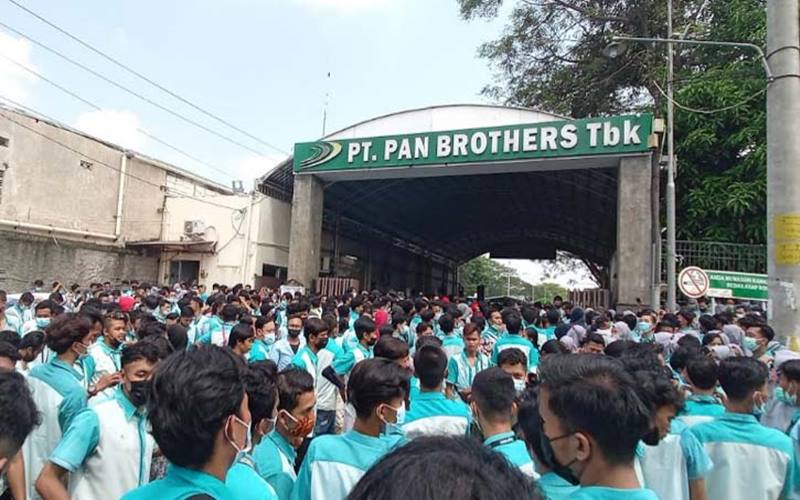 Pekerja PT Pan Brothers Boyolali berunjuk rasa di depan pabrik, Rabu (5/5/2021). JIBI/Solopos-Bayu Jatmiko Adi