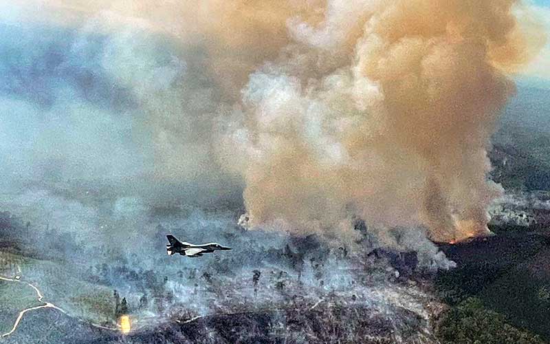  Pesawat Tempur F-16 Temukan Titik Kebakaran Hutan di Riau Saat Jalani Latihan Rutin