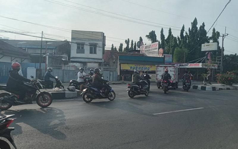  Pengendara di Cirebon Nekat Lawan Arus untuk Hindari Penyekatan