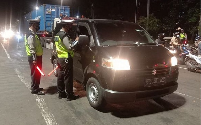 Polri melakukan pemeriksaan kendaraan minibus yang diduga travel gelap dan hendak membawa pemudik di TL Perintis Kemerdekaan, Jakarta Utara, Kamis (6/5/2021) malam. JIBI/Bisnis-Nancy Junita @tmcpoldametro
