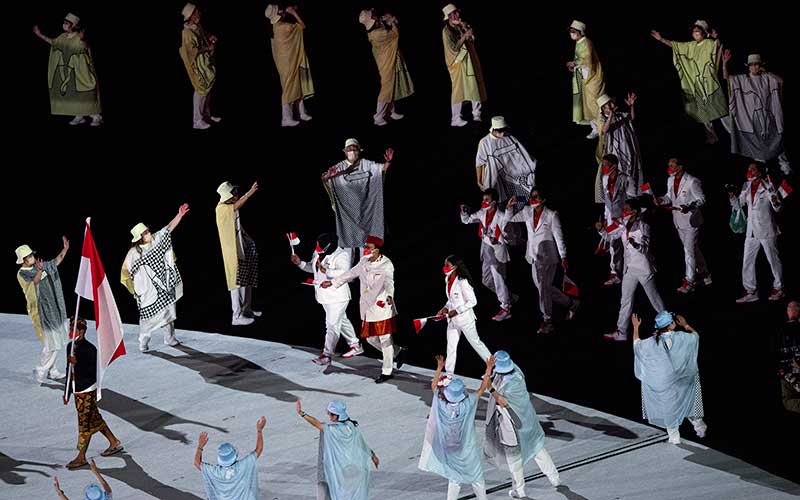  Foto-Foto Kontingen Indonesia saat Mengikuti defile Pembukaan Olimpiade Tokyo 2020