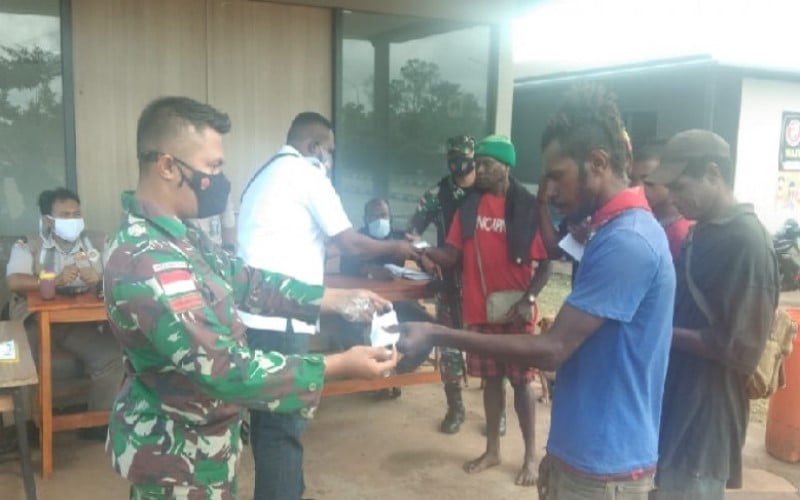  Cegah Penyebaran Covid-19, Satgas TNI Bagi Masker untuk Warga di Perbatasan Papua